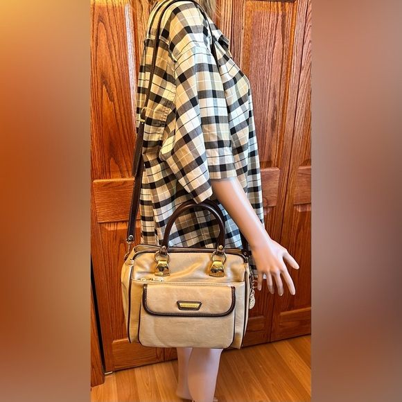 Vintage Capezio Tan Brown Trim Faux Leather Top Handbag Crossbody W Bag Charm - Picture 5 of 16